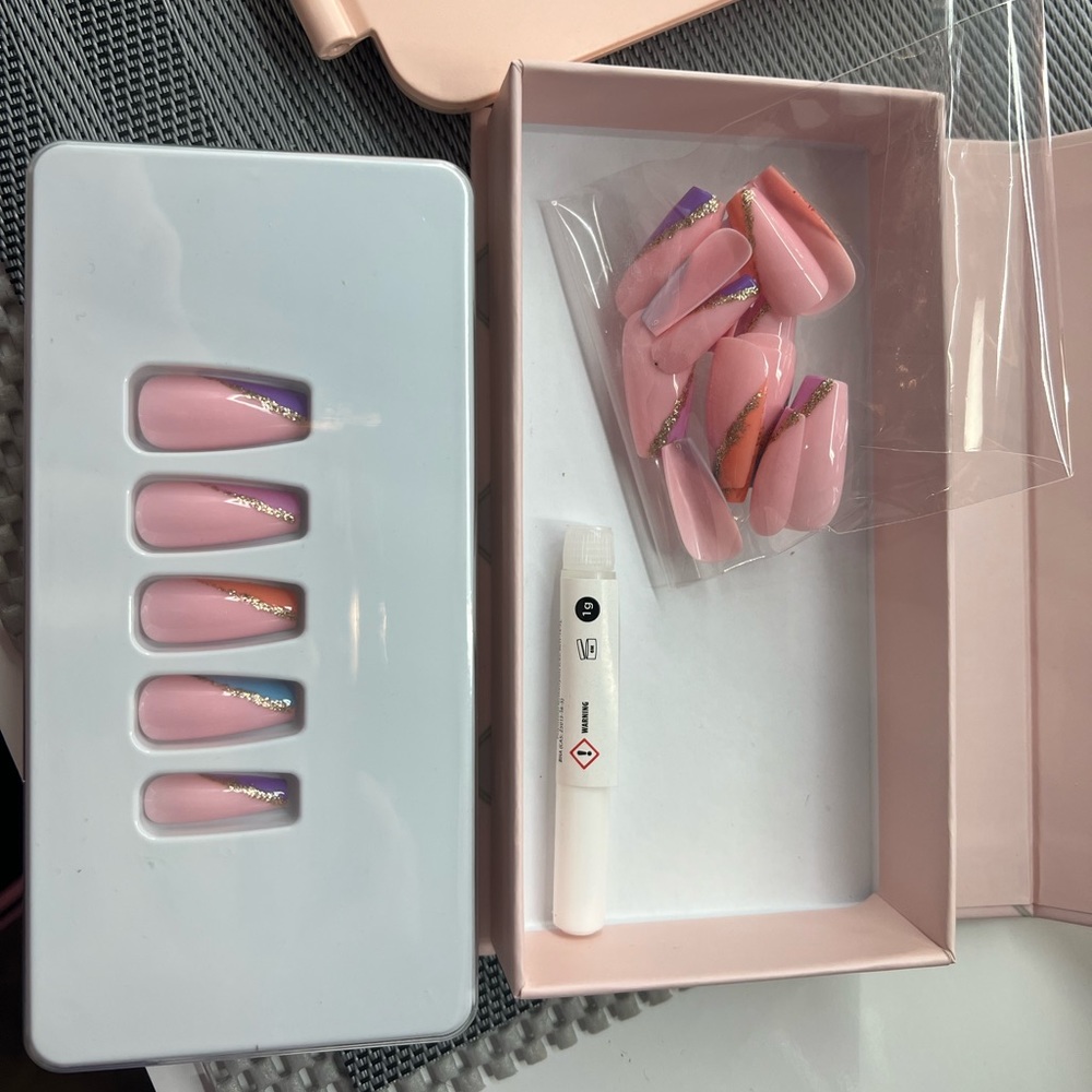 BRAND NEW NAIL TIPS - Picture 3 of 5